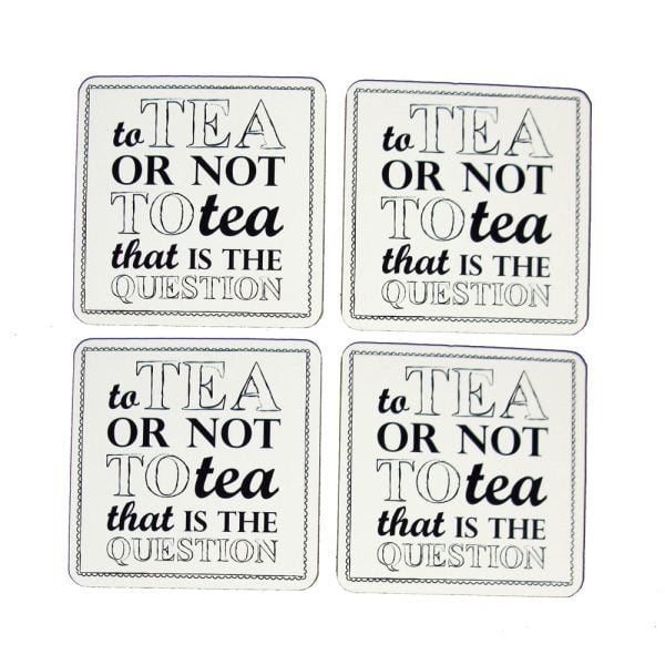 Glasunderlägg med texten "to tea or not to tea, that is the question". Undersida i kork. Set om fyra. Mått 10×10 cm.