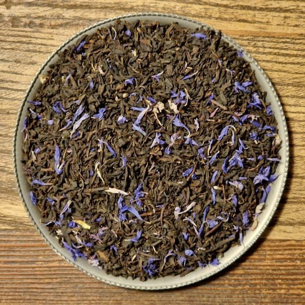 Ekologiskt svart te smaksatt med blåbär och naturlig vanilj. En mild kombination med smaker som gifter sig väl med varandra.