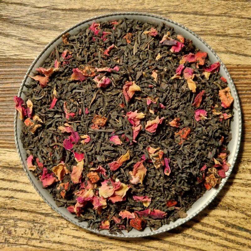 Ekologiskt svart te med smak av mousserande vin och jordgubb. Ett vackert te med rosenblad och jordgubbsbitar.