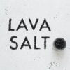 Lava Salt från isländska Saltverk är flingsalt svärtat med vegetabiliskt kol för att likna lava. Den mörka färgen skapar en intressant kontrast på din tallrik.