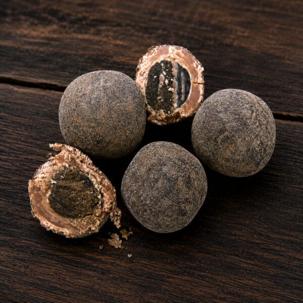 Sterkar Djúpur från Freyja är den saltare varianten av klassikern Djúpur. Mjuk saltlakrits med mjölkchoklad och saltlakritspulver. Extra god till rött vin.