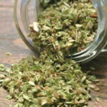 Oregano gifter sig bra med tomat. Passar bra i grönsaksrätter och till fisk, kyckling, äggrätter, pizza och pasta. Förpackat i fin glasburk