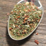 Pestomix som blandas med olivolja för en härlig pestoröra som passar utmärkt till pasta, kyckling, lax och sallader. Förpackad i fin glasburk.