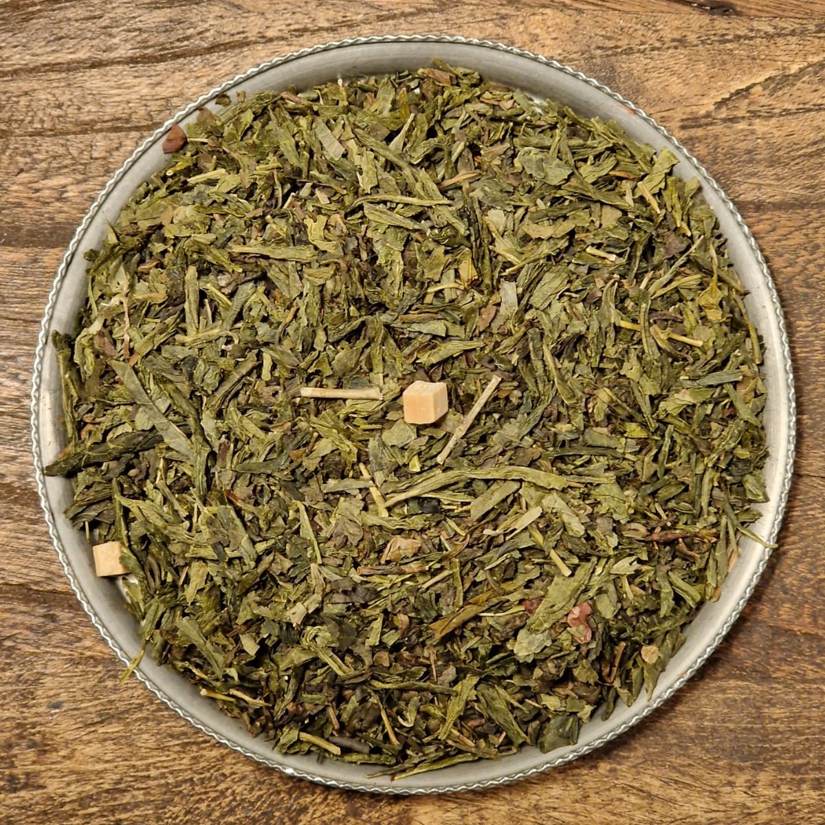 Ekologiskt grönt Sencha te med smak av gräddkola. Innehållar även karamellbitar och kakaobitar.