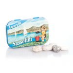 Sassolini är lakritsdragé från italienska Amarelli med fyllig smak av anis. En premium produkt i vacker plåtask.