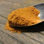 Gurkmeja, även kallad Indiens gyllene krydda, har en vacker färg som huvudsakligen används till färgsättning. Sägs även ha hälsofrämjande effekter.