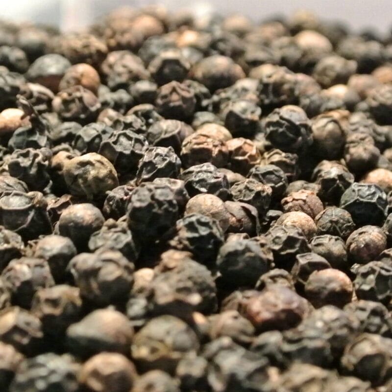 Hela korn av svartpeppar till din pepparkvarn, ett måste i var mans kök! Nymalen svartpeppar kan väcka liv i vilken maträtt som helst.