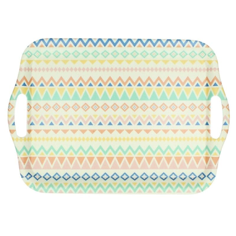 Bricka i bambu med ethno inspirerat mönster. Bambu är ett giftfritt och nedbrytningsbart material som dessutom är tåligt. Mått 42x29x2 cm.