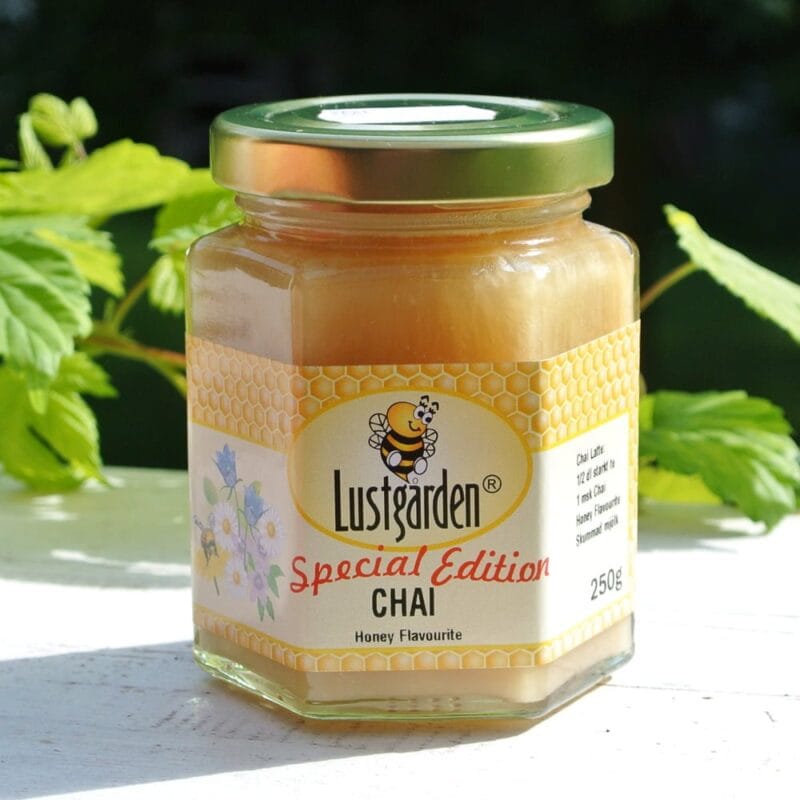 Chai honung smaksatt med kanel och kardemumma. God i te, kaffe, varm mjölk eller varför inte i morgongröten.