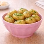 Staplingsbar skål i bambu, ett praktiskt och klimatsmart val till sallad, frukt och tillbehör i vardagen. Tål maskindisk.