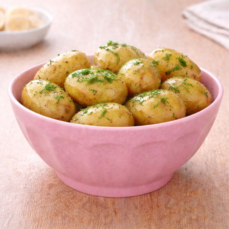 Staplingsbar skål i bambu, ett praktiskt och klimatsmart val till sallad, frukt och tillbehör i vardagen. Tål maskindisk.