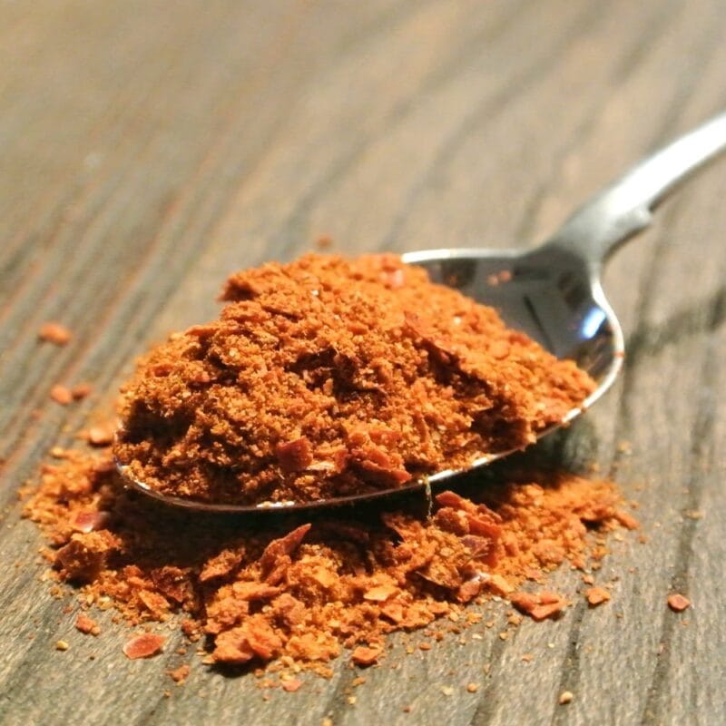 Harissa är en stark kryddblandning från det nordafrikanska köket. Den innehåller bl a chilipeppar och vitlök och passar bra som sås eller som smaksättare.