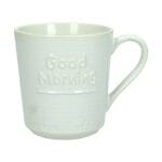 Starta dagen med en mugg som hälsar dig välkommen till morgonen. Denna vita keramikmugg har en inbjudande design med texten Good Morning i relief.