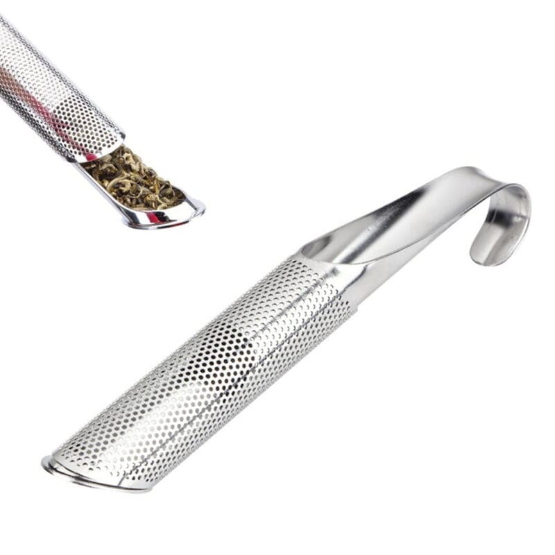 Rörformad tesil i rostfritt stål. Skjut gallret åt sidan för att skopa i teet. Längd 14,5 cm.