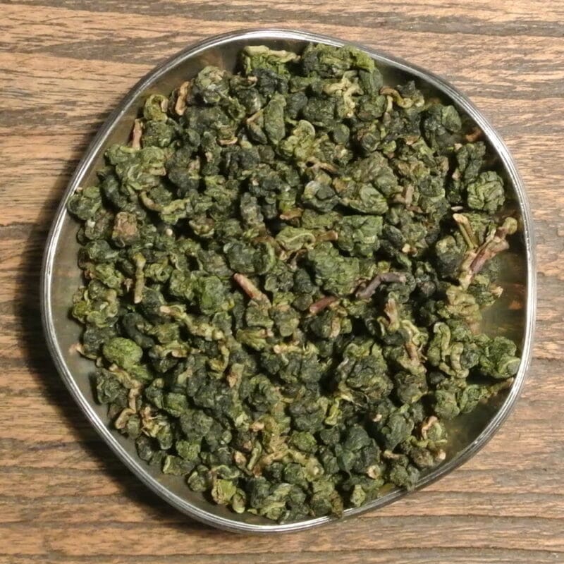 Kinesisk Oolong med lätt smak och toner av persika. Ett halvfermenterat te, dvs. oxideringsprocessen har påbörjats men avslutats i förtid.