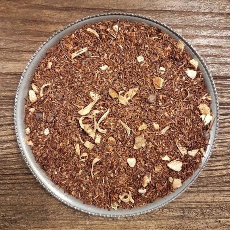 Rooibos med smak av apelsin och chokladtryffel, två smaker som går hand i hand. Innehåller även chokladbitar, apelsinskal och apelsinblommor.
