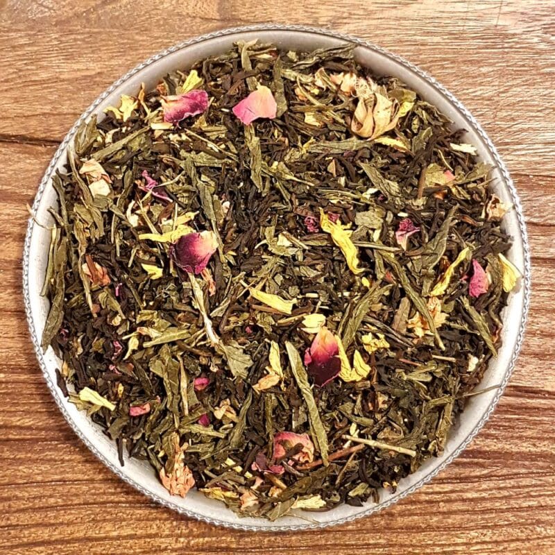 Svart och grönt te med fruktiga smaker från jackfrukt och persika tillsammans med härlig vaniljsmak. Blandningen pryds med jasmin, rosenblad och solros.