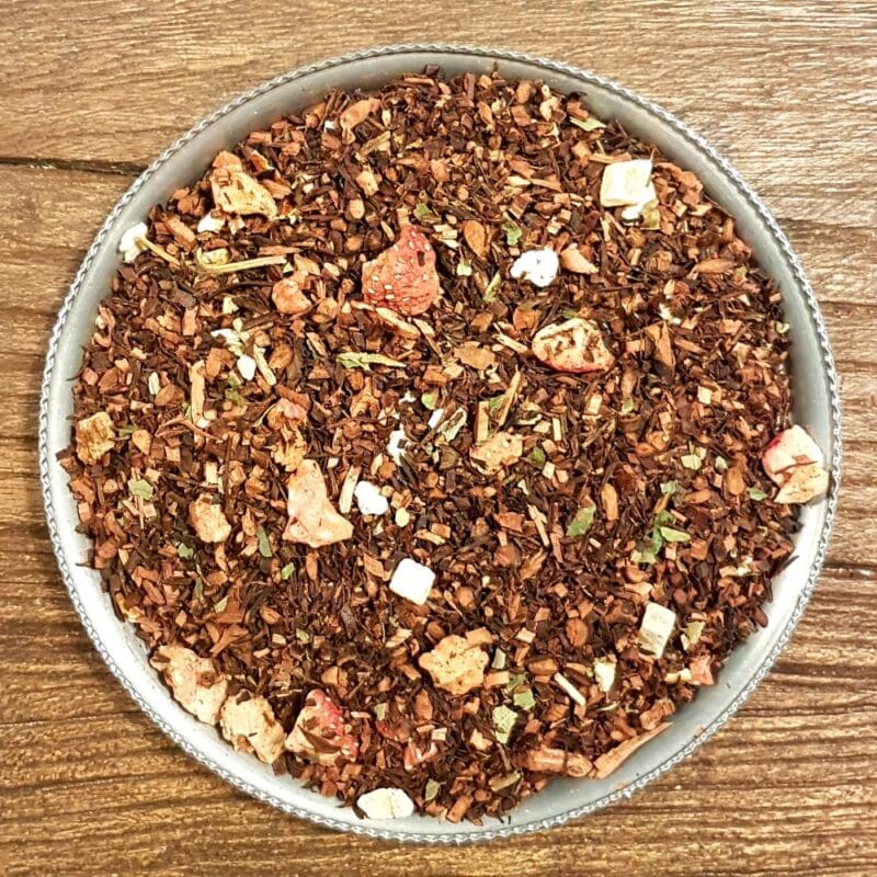 Honeybush med smak av jordgubb och apelsin. Honeybush är besläktad med Rooibos och har en naturligt söt smak som påminner om honung.
