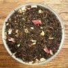 Svart Ceylon te med smak av rabarber, vanilj och kardemumma. En utsökt smakkombination! Innehåller rabarberbitar.