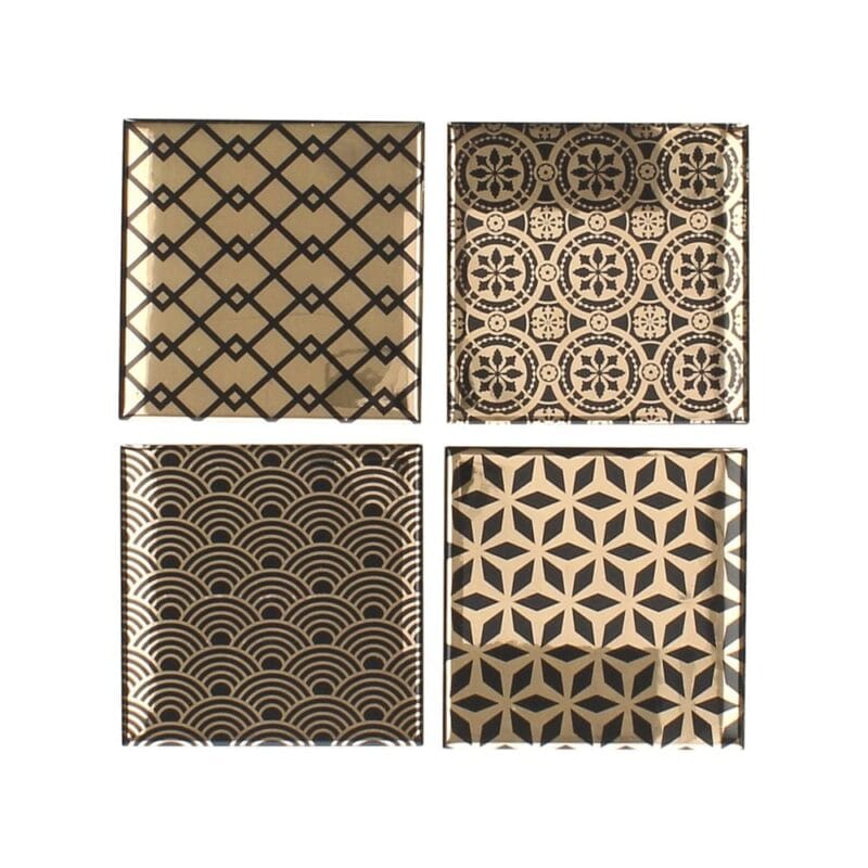 Lyxiga glasunderlägg i keramik med dekor i guld och svart och undersida med kork. Set om 4 st. Mått 10x10 cm.