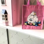 Praktisk liten shoppingkasse med fint Muminmotiv. Perfekt för matlådan, när du ska handla något litet, som gåvokasse eller som barnväska. Mått 25x28 cm. Material Polypropen.