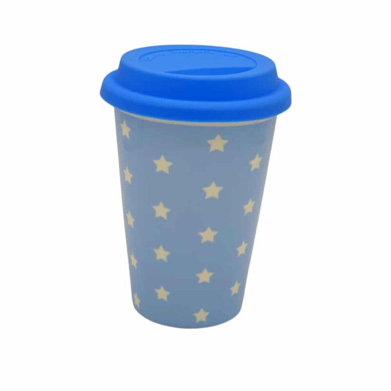 10015385-2 Take away mugg i stjärnmönstrat porslin med lock i silikon. Diameter 9 cm, höjd 14 cm. Muggen rymmer 400 ml.