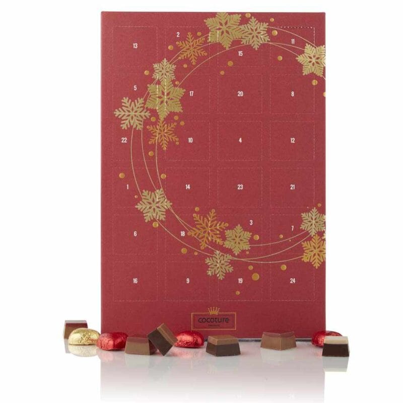 Adventskalender med choklad, marsipan och mandel. Njut av en godbit varje dag fram till jul! Förpackad i fin röd förpackning med guldmönster. Innehåller 24 stycken godisar. Vikt ca 200 gram. Mått 32x22x2 cm.