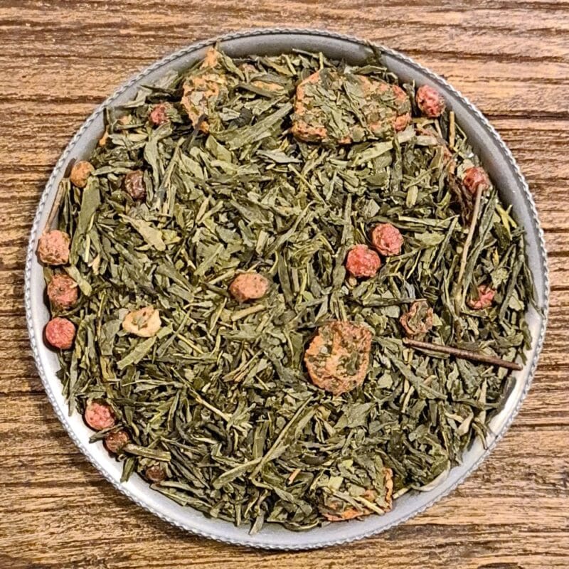 En fruktig favorit gjord på grönt te smaksatt med jordgubb och röda vinbär. Innehåller jordgubbsskivor och röda vinbär.