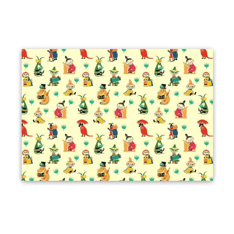 1105-80 Bordstablett Mumin med motiv från Tove Janssons berättelser. Tillverkad i praktisk miljövänlig PET-plast som är lätt att torka av. Mått 40×28 cm.