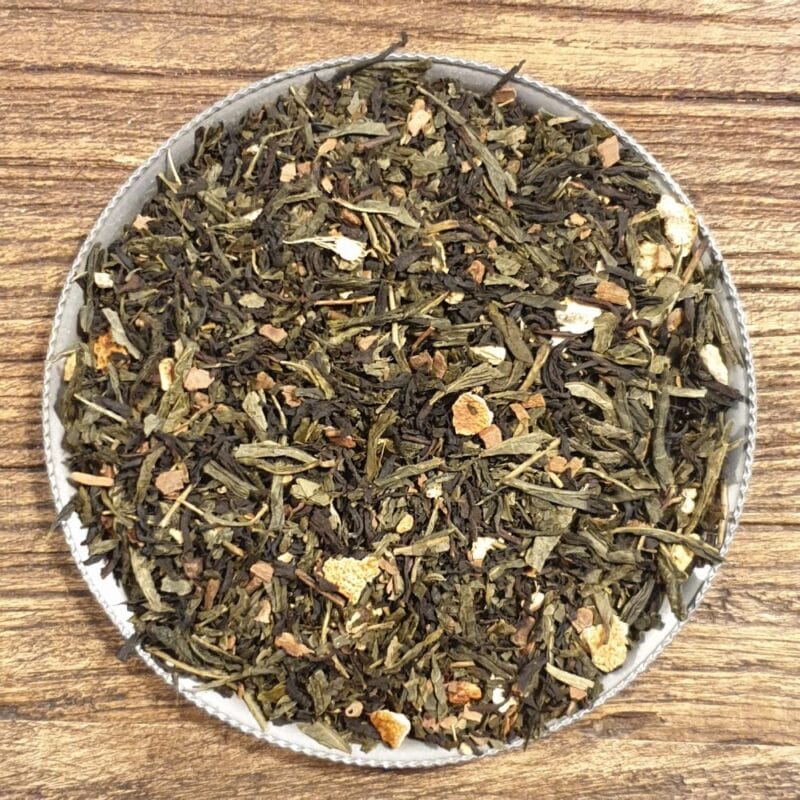Kashmiri en indisk teblandning med svart och grönt te med smak av kanel, apelsin, ingefära och vanilj. Dricks traditionellt med mjölk och socker.