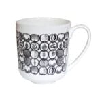 Mugg i porslin med mönstret Fruktlåda i svart som designades av Stig Lindberg. Muggen rymmer 320 ml. Höjd 9,5 cm, diameter 8,5 cm. Tål maskindisk och mikro.