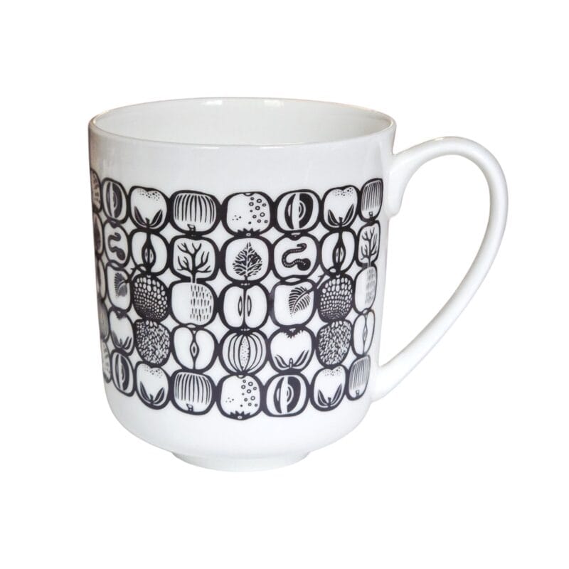 Mugg i porslin med mönstret Fruktlåda i svart som designades av Stig Lindberg. Muggen rymmer 320 ml. Höjd 9,5 cm, diameter 8,5 cm. Tål maskindisk och mikro.