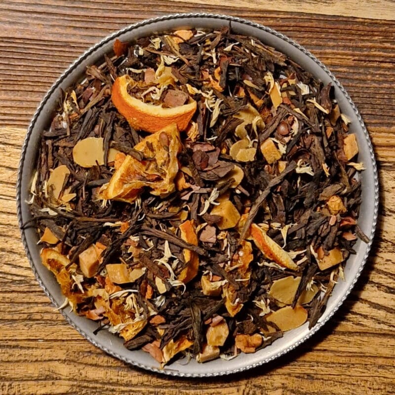 8071 Fruktig apelsin möter krämig och söt karamell. Kanel och kakao rundar av kompositionen i detta svarta ekologiska te.