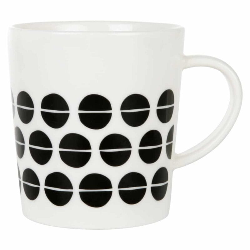 Mugg i vitt porslin med svarta prickar, rymmer 300 ml. Mått 11 x 9 x 8 cm. Tål maskindisk.