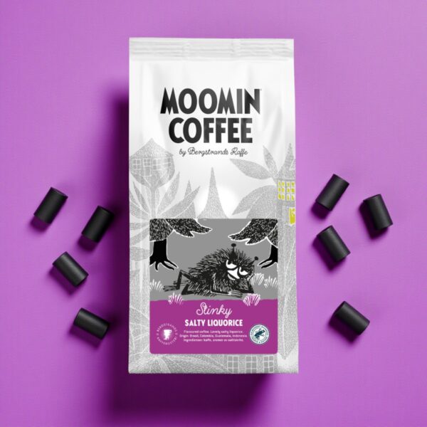 Muminkaffe från Bergstrands Kafferosteri här i en helt ny smak som representeras av vresiga Stinky - Smaksatt kaffe med doft och smak av saltlakrits.
