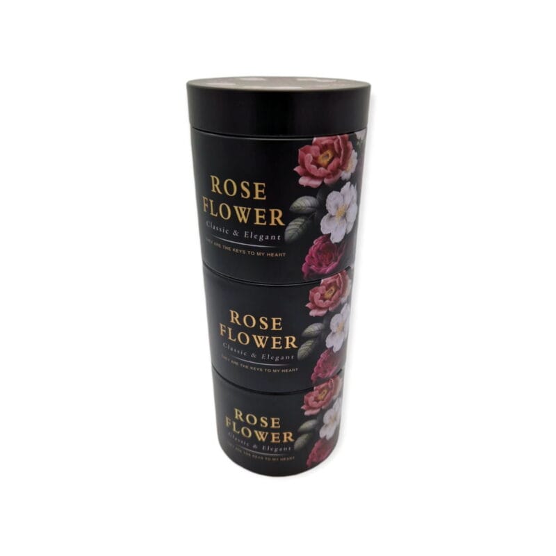 Plåtburk i tre delar med ett lock och vackert blomstermotiv. Mått hela stapeln: höjd 22,5 cm och diameter 8,5 cm. Handdisk och noggrann torkning.