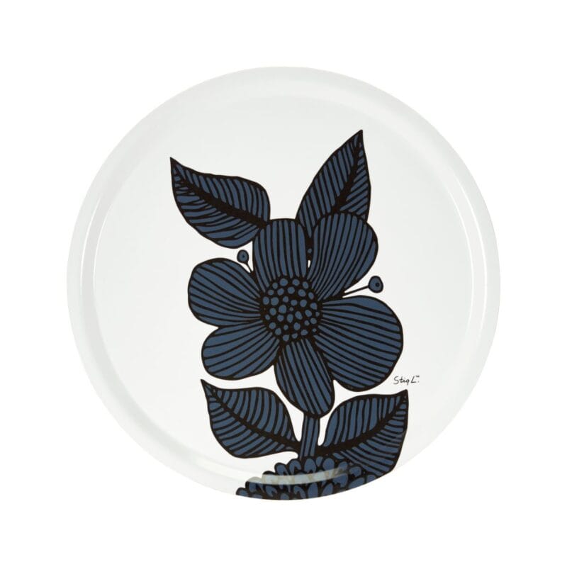 Bricka med Blå Aster mönster av den välkända designern Stig Lindberg. Diameter 38 cm.