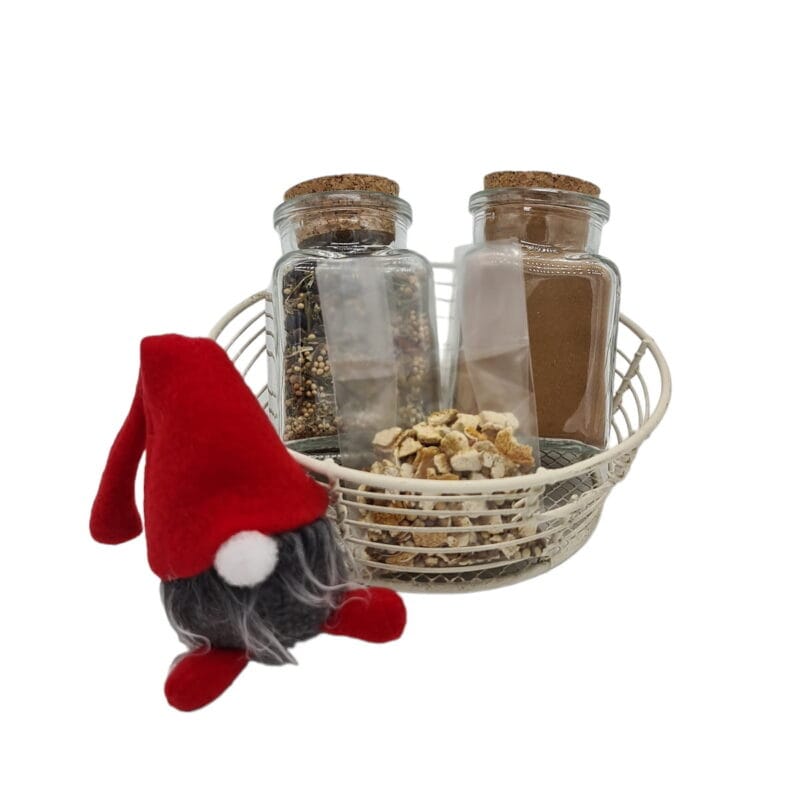 Presentkorg innehållandes en glasburk med sillkrydda 150 ml, en glasburk med ceylon kanel 150 ml, en påse Hälsingen snapskrydda 20 gram samt en textiltomte.