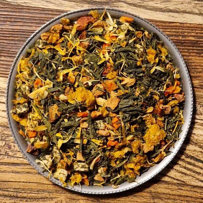 Grönt te med hemtrevliga smaker från fruktträdgården i form av äpple och päron. Innehåller äppelbitar, morotsbitar, havtorn och dekor av ringblomma.