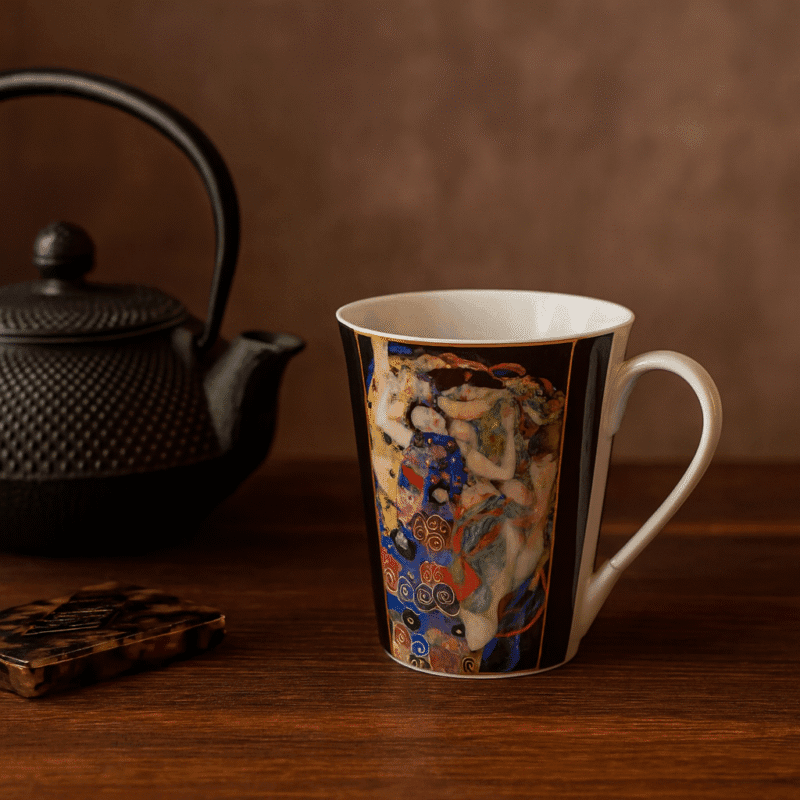 Elegant porslinsmugg med motiv av Jungfrun av Gustav Klimt. Rika färger och gyllene detaljer ger en lyxig, konstnärlig känsla. Rymmer 3 dl.