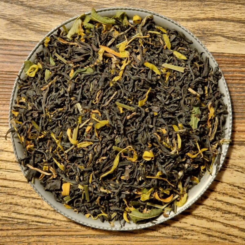 8010 Klassisk Earl Grey har här vidareutvecklats med toner av lime, citron, verbena och citrongräs. Resultatet är en smakfull teblandning med ett tillika fint namn; Earl Grey Lord of Grey.