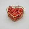 Gulligt set med en hjärtformad korg fylld med chokladhjärtan. Supersöt present till alla hjärtans dag!