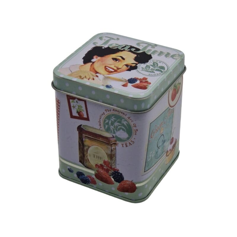 Teburk i plåt med fint motiv. Burken rymmer cirka 100 gram te. Mått 7,5×7,5×9 cm (dxbxh).