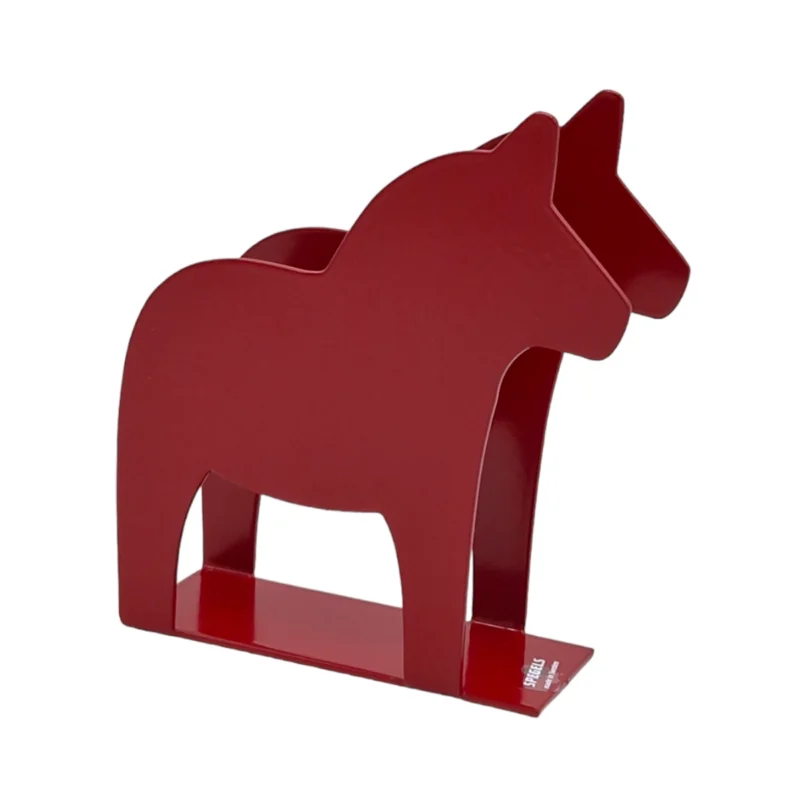 Servettställ i metall i form av en dalahäst. Dekorativt på bordet och praktiskt med servetter nära till hands. Mått 11x9,5x3,5 cm (lxhxd).