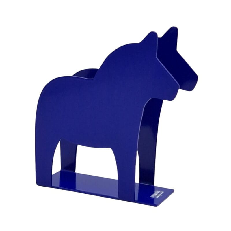 Servettställ i metall i form av en dalahäst. Dekorativt på bordet och praktiskt med servetter nära till hands. Mått 11x9,5x3,5 cm (lxhxd).