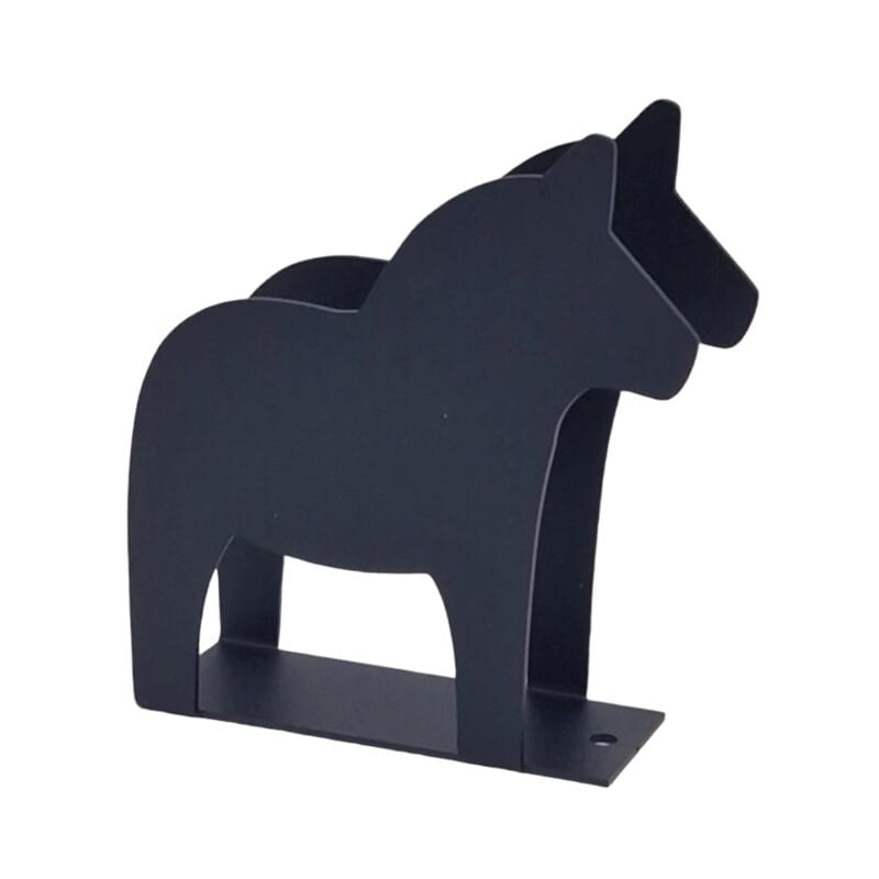 Servettställ i metall i form av en dalahäst. Dekorativt på bordet och praktiskt med servetter nära till hands. Mått 11x9,5x3,5 cm (lxhxd).