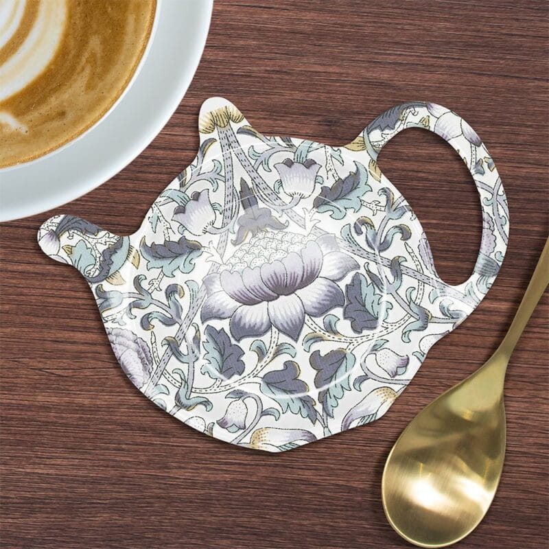 Praktiskt fat i melamin för tepåsen eller tekulan med fint William Morrismönster. Mått 13x10x2 cm (bxhxd).