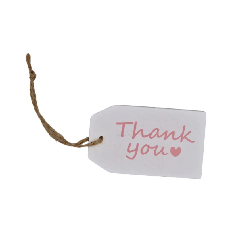 Liten skylt i trä med rosa text att fästa på tex en present eller en blomma.