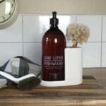 Stilren diskmedels och diskborsthållare i stengods från danska PLINT. Praktisk förvaring vid diskhon som håller bänken snygg och lättstädad.