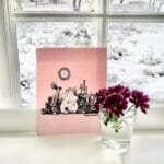 Disktrasa med Muminmotiv tillverkad av Wettexduk. Går att tvätta både i diskmaskin och tvättmaskin. Mått 20×17 cm.